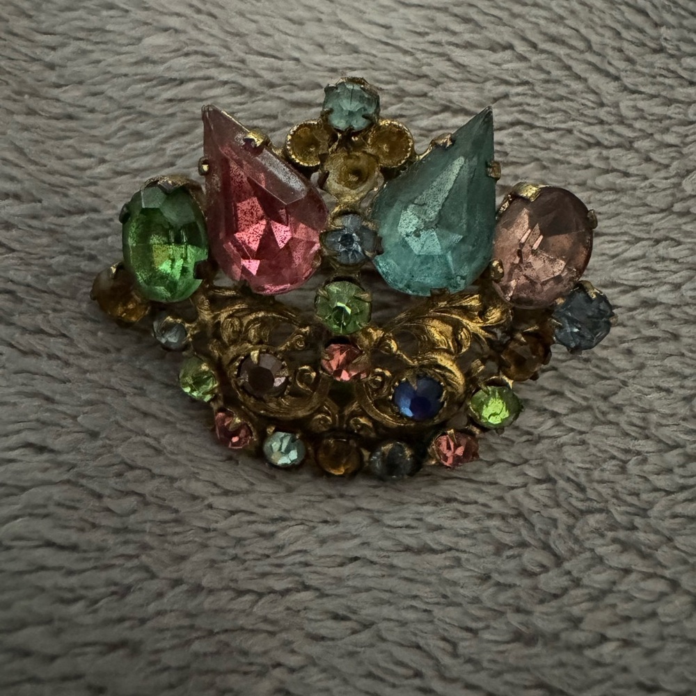 Elegant VTG Signed Checho Multicolor Stone Set In Gold Tone Base
